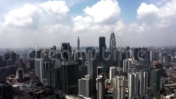 马来西亚吉隆坡市中心建筑物和地标中心的空中镜头视图视频的预览图