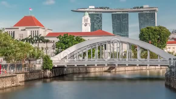 埃尔金桥后新加坡金融区的天际线和新加坡河的时间流逝视频的预览图
