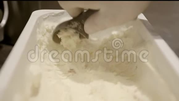 手拿勺子挑白色冰淇淋视频的预览图