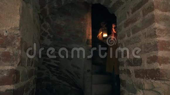 一个女人在旧城堡里走下楼梯视频的预览图
