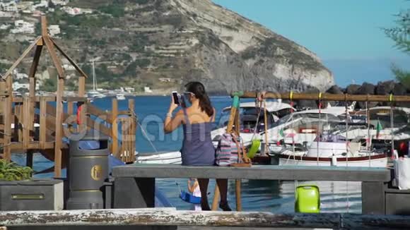 意大利南部小镇拍照的女人视频的预览图