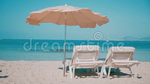 准备在海滩上游览的日光浴床视频的预览图