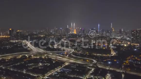 马来西亚吉隆坡市中心建筑物和地标中心的空中夜景视频的预览图