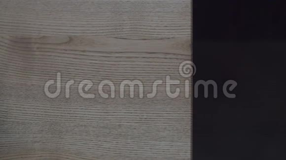 明亮的陶瓷板适用于出现在木制台面上的盘子俯视图视频的预览图