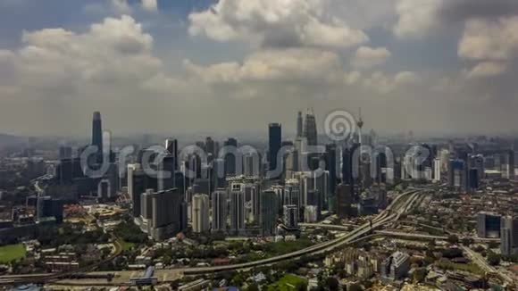 超高垂马来西亚吉隆坡市中心建筑和地标中心的4k高垂日视图视频的预览图