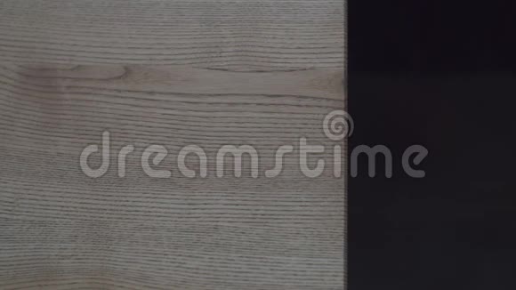 明亮的陶瓷板适用于出现在木制台面上的盘子俯视图视频的预览图