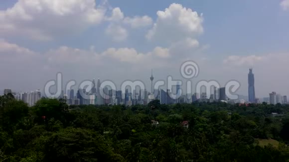 时间流逝吉隆坡城市景观天际线的多云景色视频的预览图