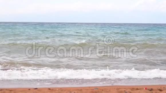 海岸附近的海浪视频的预览图