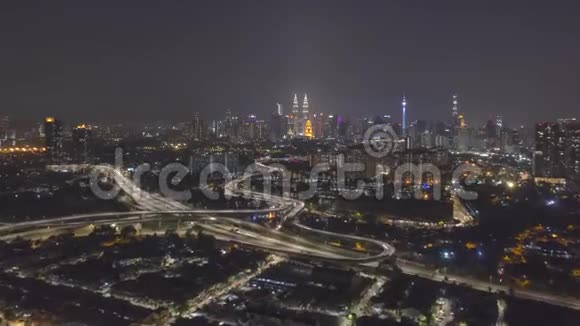 吉隆坡市中心的建筑物和地标的4k夜景视频的预览图