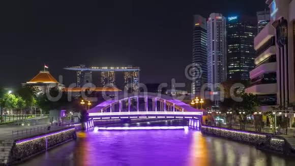 埃尔金桥后新加坡金融区天际线和新加坡河夜间延时超移视频的预览图
