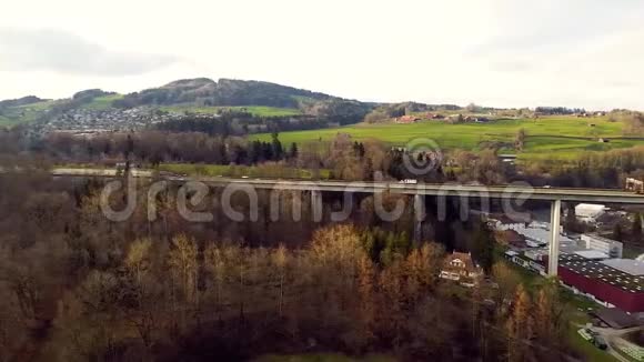 瑞士圣加伦公路大桥横跨锡特峡谷交通便利视频的预览图