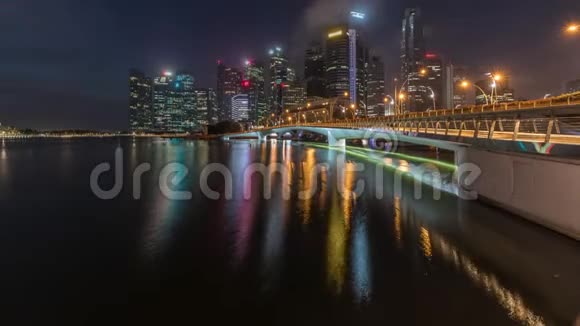 海滨大桥和市中心的核心摩天大楼在新加坡的背景下夜以继日视频的预览图