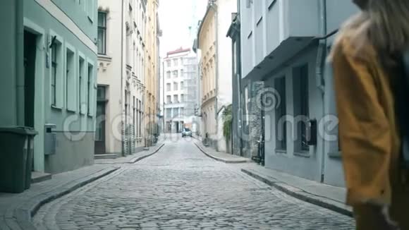 一个游客在一个城市散步微笑视频的预览图