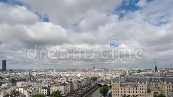 巴黎的巴黎天际线和巴黎的埃菲尔铁塔时光流逝视频的预览图