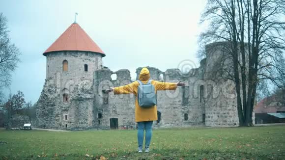 在一座古堡附近快乐的旅游舞蹈视频的预览图