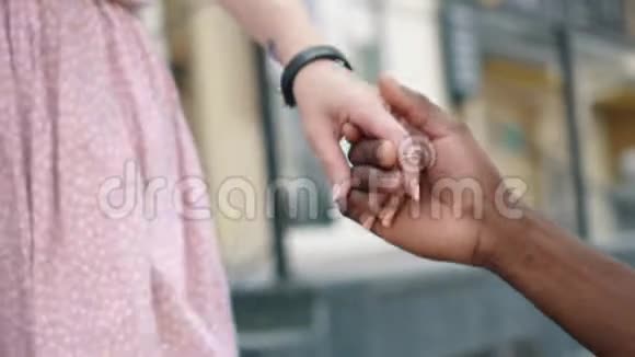 年轻人在城里散步时亲吻女友的手特写视频的预览图