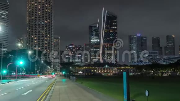 与新加坡娱乐俱乐部和摩天大楼的背景夜间时间超移视频的预览图