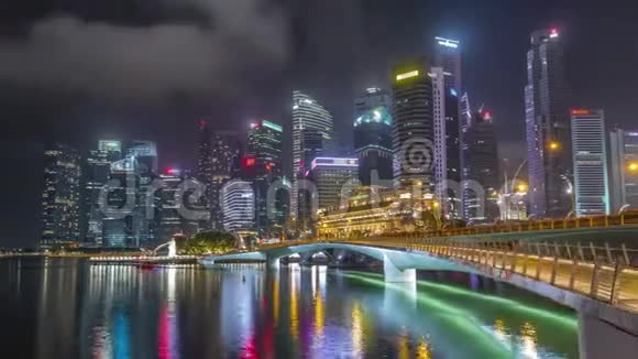 海滨桥和市中心的核心摩天大楼背景新加坡夜间时间推移超移视频的预览图