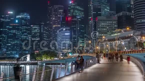 海滨桥和市中心的核心摩天大楼在背景新加坡夜间时间推移视频的预览图