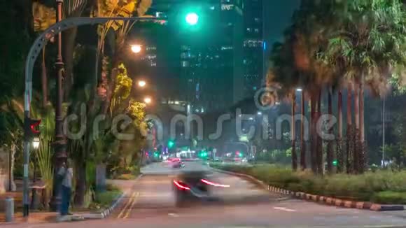 新加坡海滨公路上树木丛生夜间交通繁忙视频的预览图