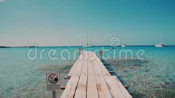 通往美丽大海的木制码头视频的预览图