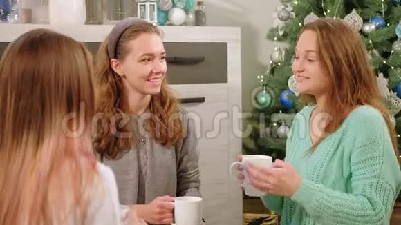 圣诞茶话会朋友沟通女生视频的预览图