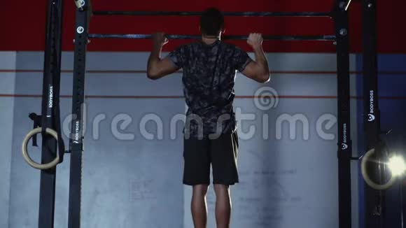 运动青年在交叉健身馆做拉力赛视频的预览图