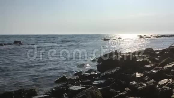 黑山岩石海岸的海浪视频的预览图