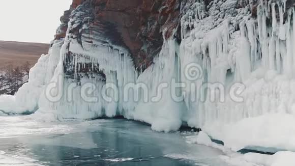 冰冻的贝加尔湖奥尔孔岛的布罕角萨满岩视频的预览图