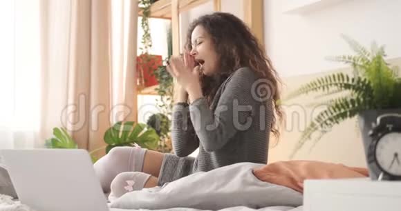 女人在床上打哈欠和伸展视频的预览图