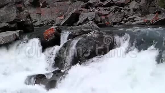 清新特写瀑布天然石头美视频的预览图