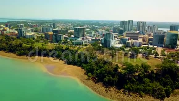 空中平底锅和倾斜以显示沿海达尔文城市从南向澳大利亚视频的预览图