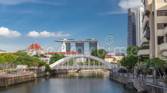 埃尔金桥后新加坡金融区的天际线和新加坡河时间超移视频的预览图