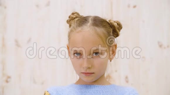 肖像严肃的少女在灯光工作室摆着前摄像头近距离面对沮丧的少女视频的预览图