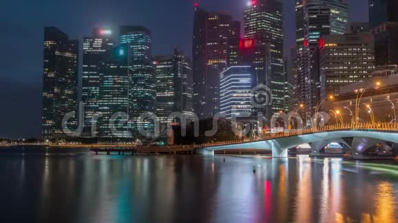 海滨大桥和市中心的核心摩天大楼在新加坡的背景下夜以继日视频的预览图