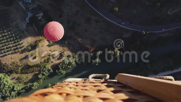 从五颜六色的热气球篮中观看空中景色视频的预览图
