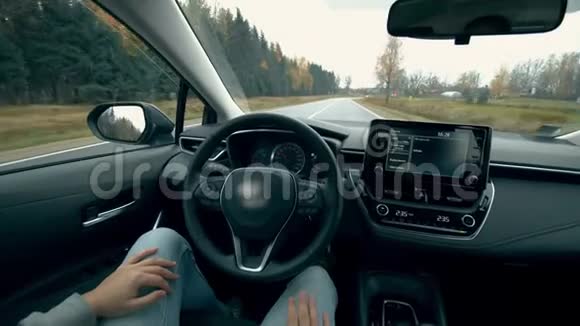 自动驾驶汽车智能车辆无驾驶汽车概念一个人控制一辆自动驾驶汽车视频的预览图