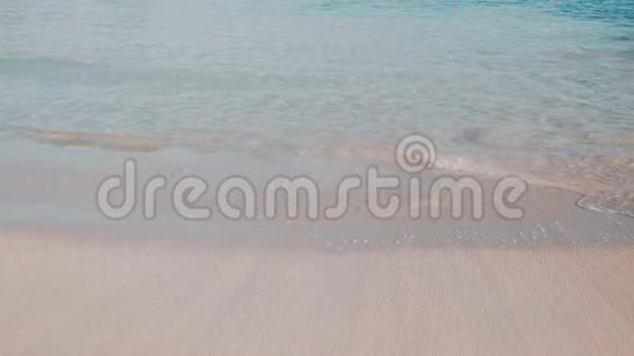 透明干净的海浪在海滩上破碎视频的预览图