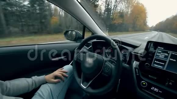 人坐在汽车上而它在自动驾驶自动驾驶汽车智能车辆无驾驶汽车概念视频的预览图