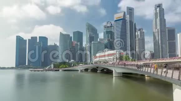 新加坡时代背景下的海滨大桥和市中心核心摩天大楼视频的预览图