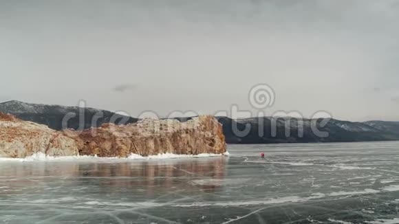 车上冰封的贝加尔湖冬季景观冰清玉洁鸟瞰视频的预览图