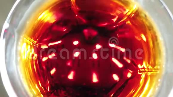 一杯深红色碳酸饮料带有灯光的抽象背景视频的预览图