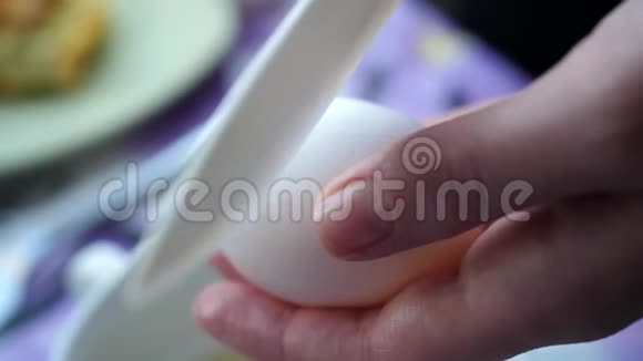 女人把鸡蛋打碎成白色的碗视频的预览图