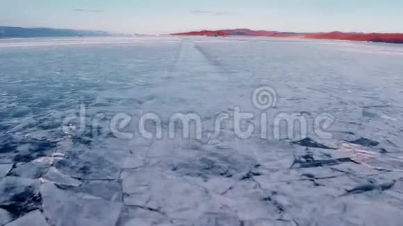冰冻贝加尔湖冬季景观以冰清玉洁鸟瞰视频的预览图