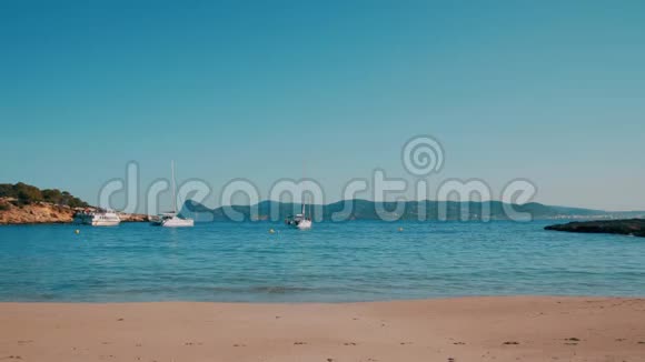 伊比沙海滩卡拉巴萨晴空万里视频的预览图