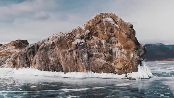冰封的贝加尔湖和岩石岛著名的自然地标俄罗斯视频的预览图