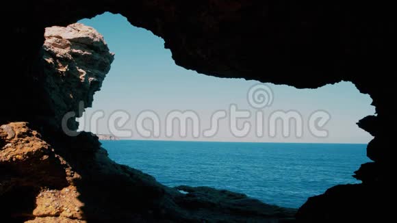 夏日俯瞰海景的洞穴视频的预览图