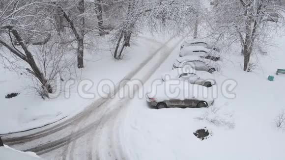 冬天路边停满雪的汽车视频的预览图
