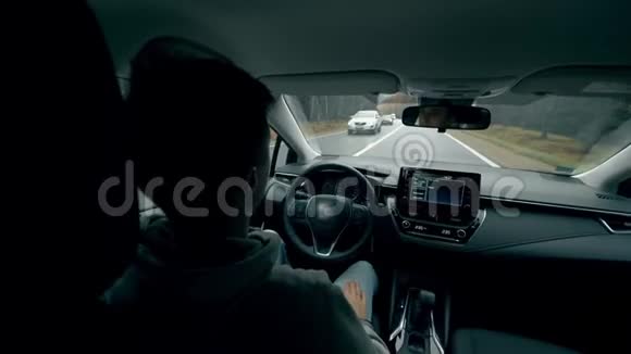 年轻人坐在自动驾驶的汽车里自动自动驾驶汽车视频的预览图