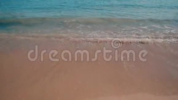 干净的海水冲刷海滩的海岸视频的预览图